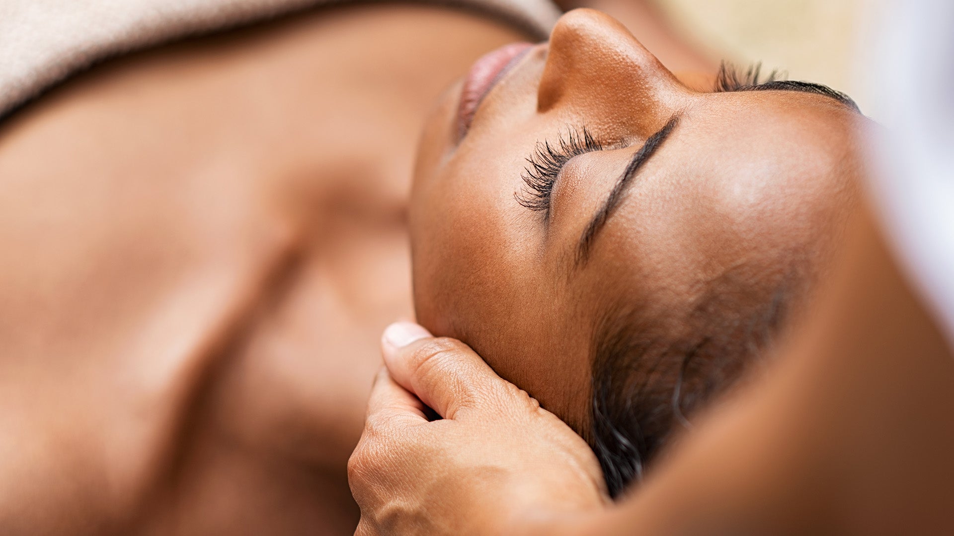 HOW TO USE AROMATHERAPY FOR STRESS RELIEF